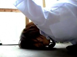 【女子校生】手錠で繋がれてカギはまんこの中にIN！絶体絶命状態の女子校生が通りかかった男にまで犯されてしまう！の画像