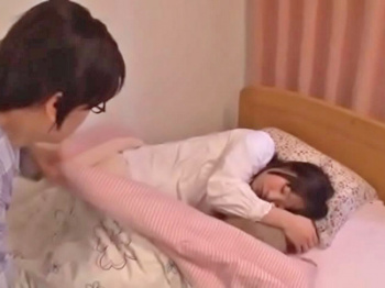 【美少女】寝ている妹を夜這い→強引に迫って膣内射精近親パコの画像
