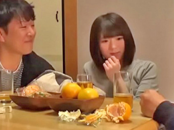 【巨乳】こたつの中で兄嫁にイタズラ→ムラムラしちゃって不倫パコの画像