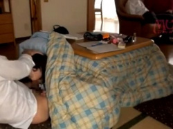 【女子校生】親が向こう側にいるのにコタツの中で妹と性交する鬼畜兄の画像