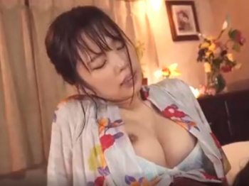 【フェラ】大雨でクラスメイト女子と駆け込んだラブホで・・・の画像