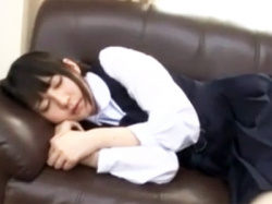リビングで寝てたらお兄ちゃんにイタズラされたJK妹が自ら挿入を誘発し種付け近親パコｗ【パイパン】の画像