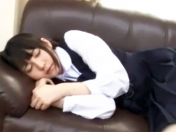 リビングで寝てたらお兄ちゃんにイタズラされたJK妹が自ら挿入を誘発し種付け近親パコｗ【パイパン】の画像