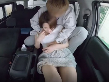 【巨乳】パート先の同僚の車で寝取られてしまう奥さんの画像