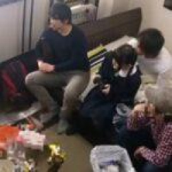 【乱交】ゲーム好きのJ○を自宅へ連れ込んで悪い大人たちが集団輪姦の画像