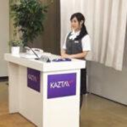 「い…いらっしゃいませぇ…♡」客に犯されながら接客する幼女カワ受付嬢w【OL】の画像