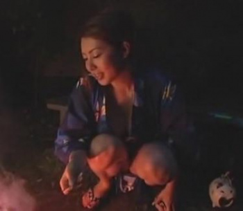 花火を楽しむ美熟女の豊満な胸元や美脚がセクシーの画像