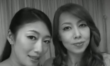 ド淫乱熟女に挟まれ百戦錬磨の舌技に暴発寸前の画像