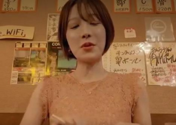 【逆ナンパトイレ】淫乱妻がちんぽを求めて口説きまくりの画像