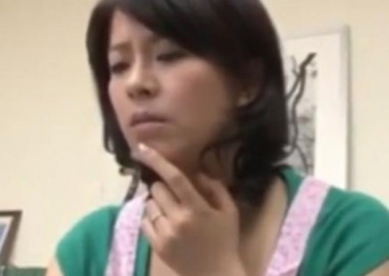 『オナニーパイズリ』胸チラで無理だった彼女のママとの中出しセックスの画像