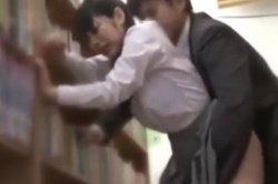 【佳苗るか】口を手で押さえて必死にアエギ声を潜める真面目な女子校生の画像