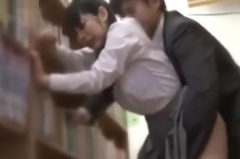 【佳苗るか】口を手で押さえて必死にアエギ声を潜める真面目な女子校生の画像
