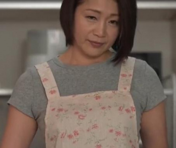 デカ乳母と息子のアブナい母子淫姦 友田真希の画像