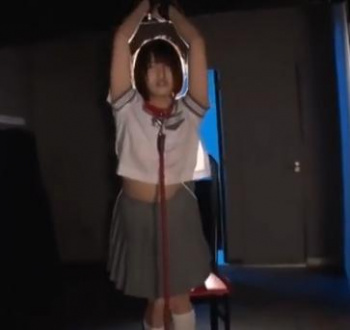 目隠し＆首輪で完全に拘束された美少女JKの画像