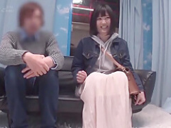 ＜マジックミラー号＞ロリギャル彼女が「潮吹き我慢できれば謝礼GET」に挑戦！ゴム無しで膣内射精を許したｗ＜寝取られ素人＞ の画像