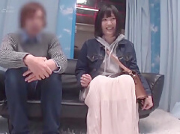 ＜マジックミラー号＞ロリギャル彼女が「潮吹き我慢できれば謝礼GET」に挑戦！ゴム無しで膣内射精を許したｗ＜寝取られ素人＞ の画像
