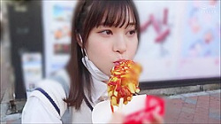 〖TXXX〗はみ出る陰毛がそそる激カワ美少女JKとラブホでハメ撮りするエロ動画がこちら の画像