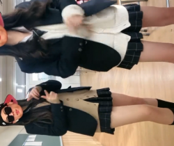 【TikTokまとめ】細いけど色白な太ももがえっちなJK二人組の画像