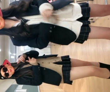 【TikTokまとめ】細いけど色白な太ももがえっちなJK二人組の画像