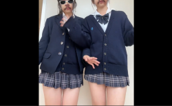 【TikTokまとめ】ミニスカJKの太ももが見えすぎてエロいです…の画像