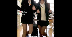 【TikTokまとめ】スタイルの良い黒タイツJKがお尻フリフリダンスの画像