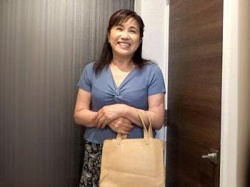 [素人]【おばさんレンタル】一度エッチ出来た家事代行サービスの70才な人妻家政婦に再び頼んで…オナニー撮影でエロ欲情する隠し撮りの画像
