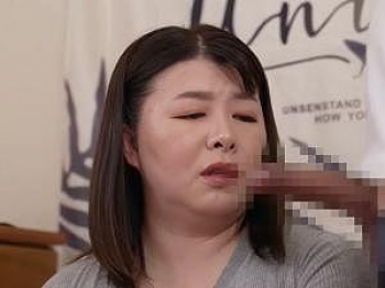 [オナニー]「こんなオバサン興奮させてどうするのよ…」目の前でシコシコとしごかれる若いペニスにみるみる表情が変わっていくと…の画像