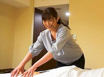 [無許可中出し]＜出張マッサージ＞五十路熟女のぽっちゃりおばさんに密室発情！手コキ懇願で弄ばれ痙攣子宮にデカチン巨根ぶち込む＜高齢熟女＞の画像