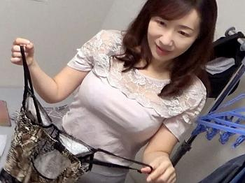 [大場ゆい]【】ドスケベ女上司妻が玄関入って即部下おちんぽじゅぼじゅぼフェラチオ！！の画像