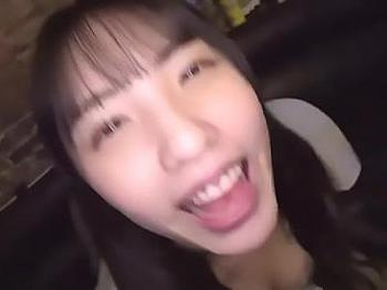 [エロ]【ビッチ×痴女】「もう堪えられないの？」と囁きながら白く輝く豊満な胸の谷間を披露し密着挑発！店内で情熱的な結合が爆発！の画像