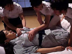 [エロ]【女教師×夜這い】魅了する豊満バストの美人教師が修学旅行で悪戯な生徒たちに寝込みを襲われ裸体で激しい輪姦に耽るｗｗｗの画像