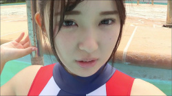 【グラドル】濡れたラブリーハイレグを下から接写されるアイドル?ワキ接写×水中カメラ【青山けいと】の画像
