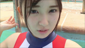 【グラドル】濡れたラブリーハイレグを下から接写されるアイドル?ワキ接写×水中カメラ【青山けいと】の画像