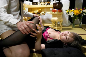 喪に服した子持ちギャルがセックスの的に！久々に再会した級友に廻され喪服で着衣姦…パンTズラしハメられる❤の画像