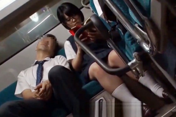 大人しそうな文学少女の隣にやべぇリーマンが…制服の隙間から手を挿し込みムリヤリ愛撫！意外にHなカラダ?の画像