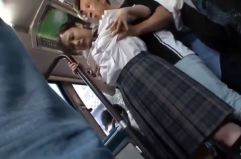 狙われた女子高生…顔は幼いが胸は豊満な柔乳！混み合う車内で揉みしだかれ欲望を喉奥と膣奥にずっぽり❤の画像