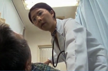 患者の中年チンポを貪るように咥え込むおばさん女医…むっちりした膣内に肉棒迎え入れる肉欲SEX❤の画像