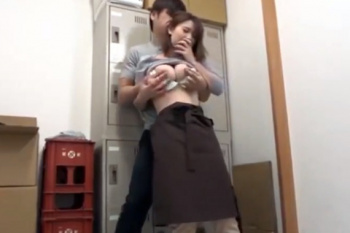 豊満な胸丸分かりのタイトな制服でエロ視線！揉みしだきチンポ挿入されちゃう美人バイト❤の画像