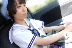 ぺったんこな胸が幼過ぎだろ!街行く制服少女と車内イチャからホテルイン…キツキツの膣内にどっぷり生出し❤の画像