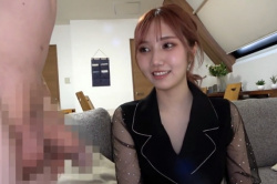 目の前で徐々に大きく反り勃つチンポに赤面の素人お嬢さん…照れながらも握らされ可愛いお口でご奉仕❤の画像