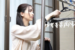 旦那とレスで欲求が募る主婦が他人棒で性欲を満たす不倫姦！清楚な妻が反り勃つチンポにまたがる❤の画像