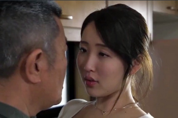 お嫁さん、完全にオンナの顔…初老のチンポをグポグポ咥え込み激しい膣奥ピスを受ける！ネットり責められる肉弾SEXで悶えイキ❤の画像