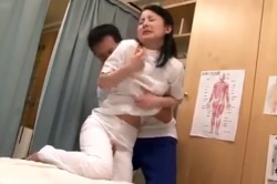 カーテンの向こうには同僚が…施術着の上から荒々しく愛撫され抵抗できないスタッフ！欲情した客に犯され顔にどぷり射精される❤の画像