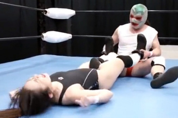 キンタマ潰しで女性レスラー悶絶！男相手に戦いを挑んだタッグ戦…満身創痍でリング上で犯される美人たち！肉棒で膣奥責め❤の画像