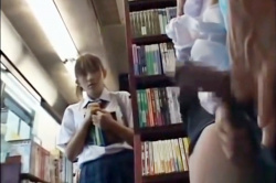 ピクンピクンと反り勃つチンポが脈打つ現場を目撃したウブな高校生…動きが止まってガン見！好奇心には勝てない❤の画像