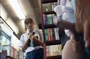 ピクンピクンと反り勃つチンポが脈打つ現場を目撃したウブな高校生…動きが止まってガン見！好奇心には勝てない❤の画像