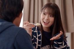 電話中にズボンの中からチンポを取り出しグッポり咥えちゃう淫乱女子…秘め事なイチャラブ姦が超カワイイ❤の画像