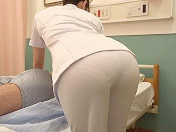 ＜痴女＞『溜まってますよね♡』巨尻熟女ナースのスケパンに勃起！お尻を突きだすむっちり痴女看護婦さんでスッキリ搾精の画像