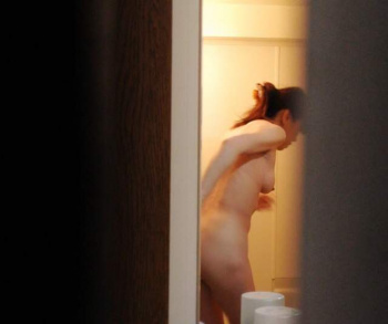 ワイの妻を家庭内でガチ盗み撮りｗｗｗお風呂タイムがマジで狙い目ｗｗｗの画像