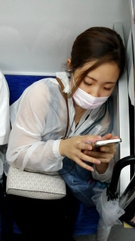 ワイ電車内でお姉さんのおっぱいの谷間を鑑賞をしてしまうｗｗｗｗｗｗｗｗｗｗの画像